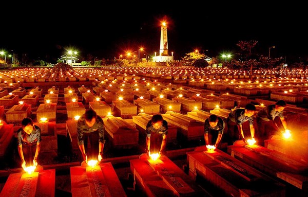 Lễ thắp nến tri ân các liệt sĩ diễn ra trên khắp 3.000 nghĩa trang cả nước.